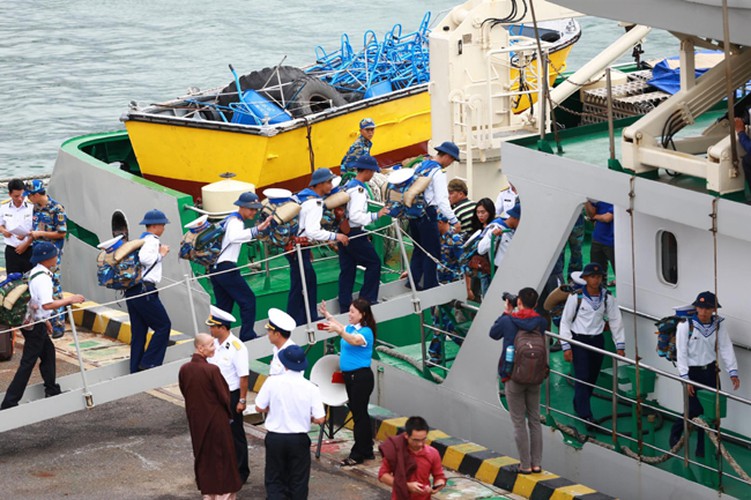 naval ships bearing tet gifts brings joy to soldiers at sea hinh 2