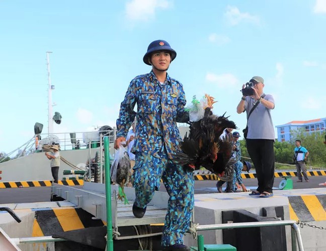 naval ships bearing tet gifts brings joy to soldiers at sea hinh 4
