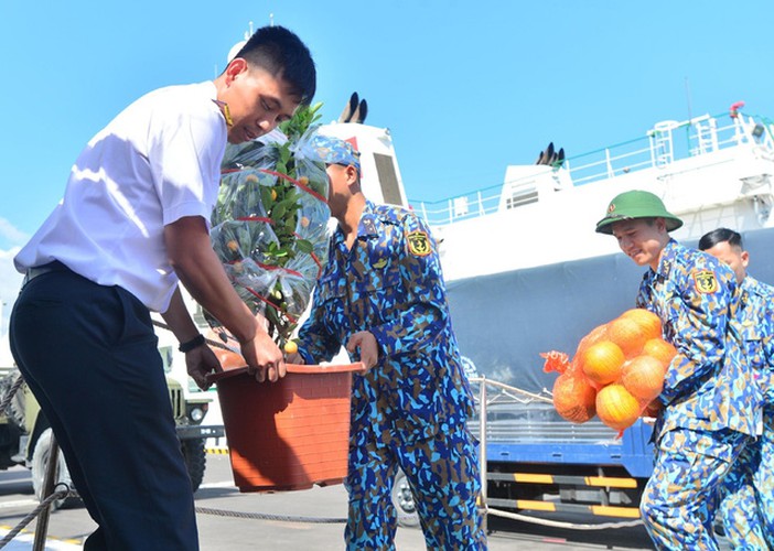 naval ships bearing tet gifts brings joy to soldiers at sea hinh 5