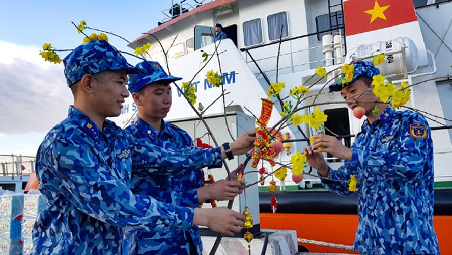 naval ships bearing tet gifts brings joy to soldiers at sea hinh 7