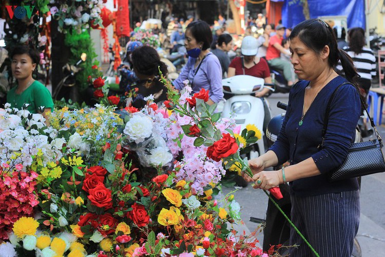 shops on hang ma street enjoy pre-tet boost in sales hinh 10