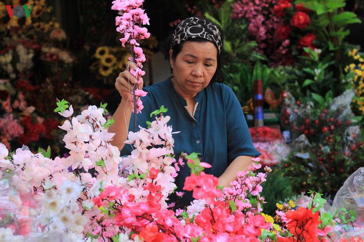 shops on hang ma street enjoy pre-tet boost in sales hinh 11