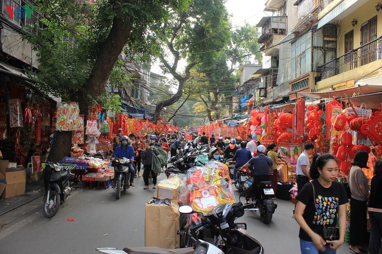 shops on hang ma street enjoy pre-tet boost in sales hinh 1