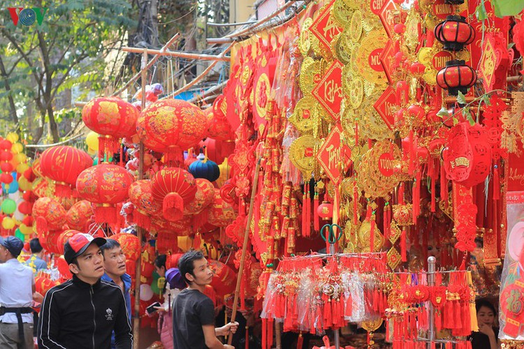 shops on hang ma street enjoy pre-tet boost in sales hinh 2