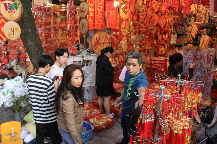shops on hang ma street enjoy pre-tet boost in sales hinh 3