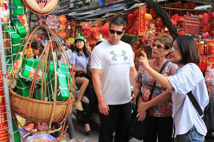 shops on hang ma street enjoy pre-tet boost in sales hinh 5