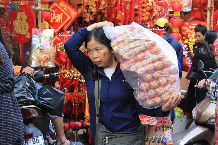 shops on hang ma street enjoy pre-tet boost in sales hinh 6