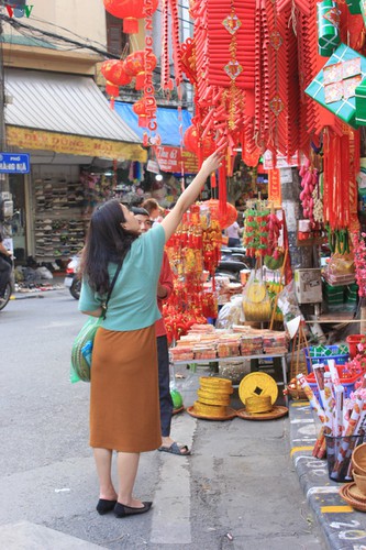 shops on hang ma street enjoy pre-tet boost in sales hinh 7