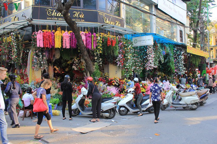 shops on hang ma street enjoy pre-tet boost in sales hinh 9
