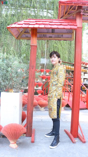 visitors to hcm city in awe of streets covered in apricot blossoms hinh 7