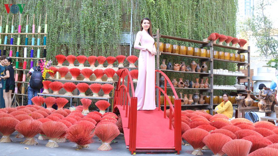 visitors to hcm city in awe of streets covered in apricot blossoms hinh 9