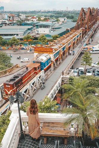 four coffee shops with enchanting view for photography lovers in hanoi hinh 1