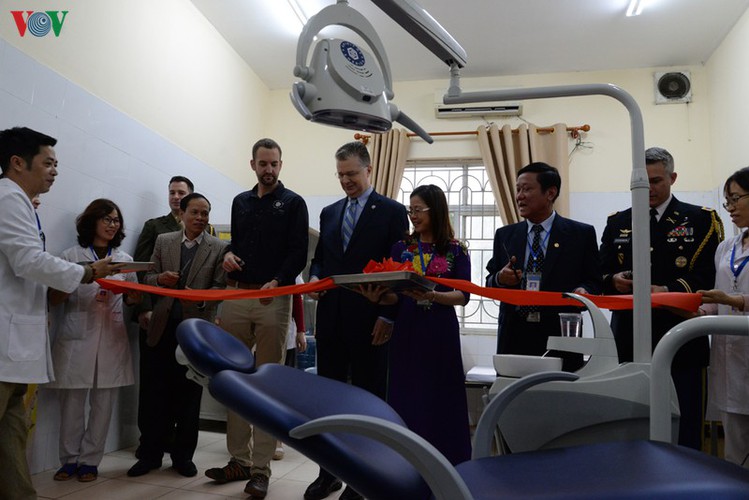us ambassador spends time at vietnam friendship village in hanoi hinh 10