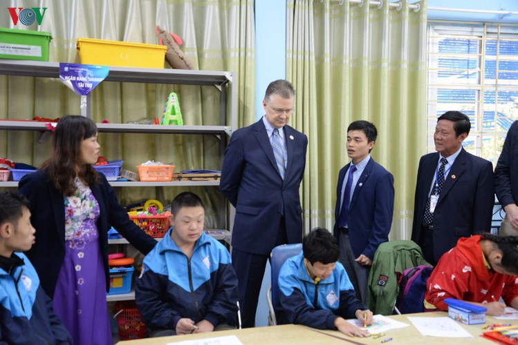 us ambassador spends time at vietnam friendship village in hanoi hinh 11