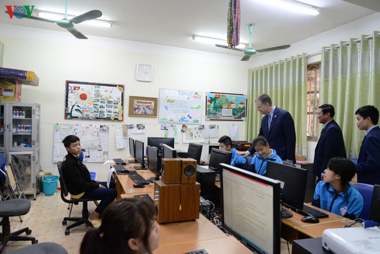 us ambassador spends time at vietnam friendship village in hanoi hinh 12