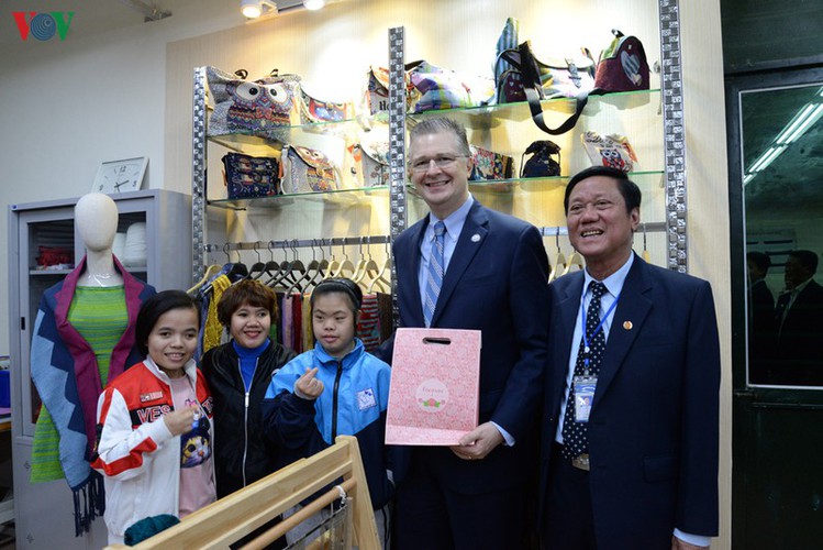 us ambassador spends time at vietnam friendship village in hanoi hinh 13