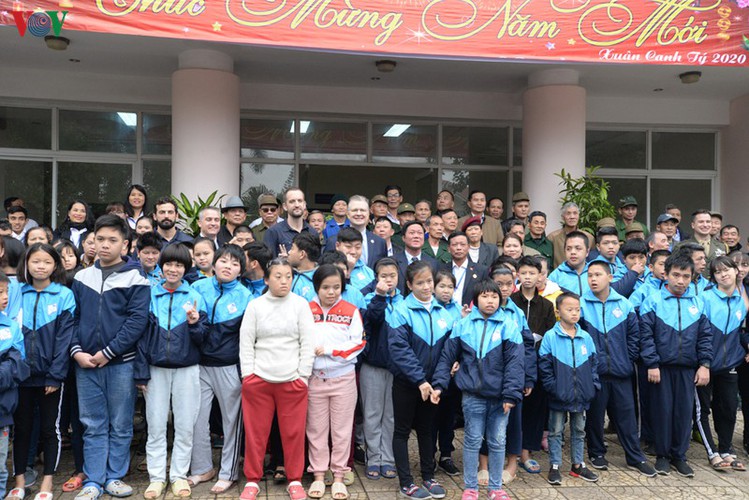 us ambassador spends time at vietnam friendship village in hanoi hinh 1