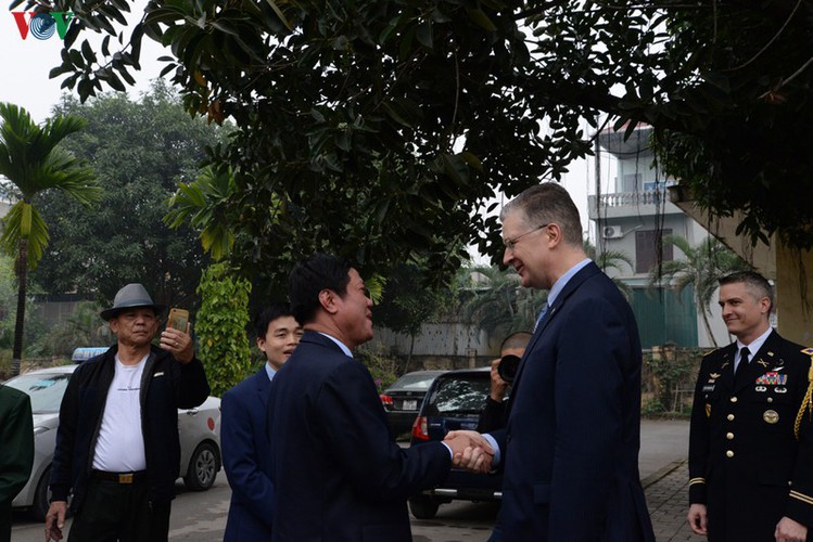 us ambassador spends time at vietnam friendship village in hanoi hinh 2