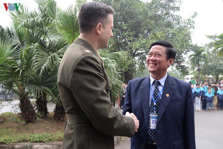 us ambassador spends time at vietnam friendship village in hanoi hinh 3