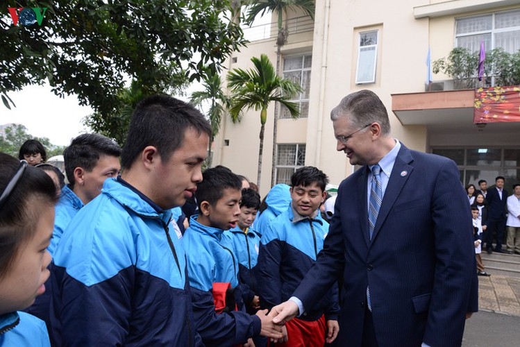 us ambassador spends time at vietnam friendship village in hanoi hinh 4