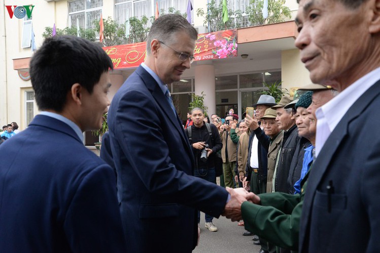 us ambassador spends time at vietnam friendship village in hanoi hinh 5