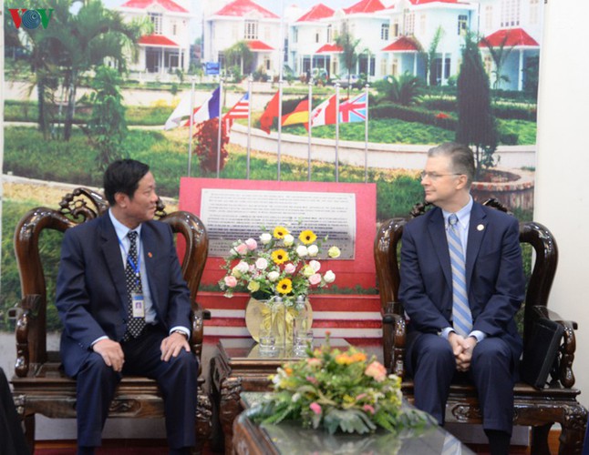 us ambassador spends time at vietnam friendship village in hanoi hinh 6