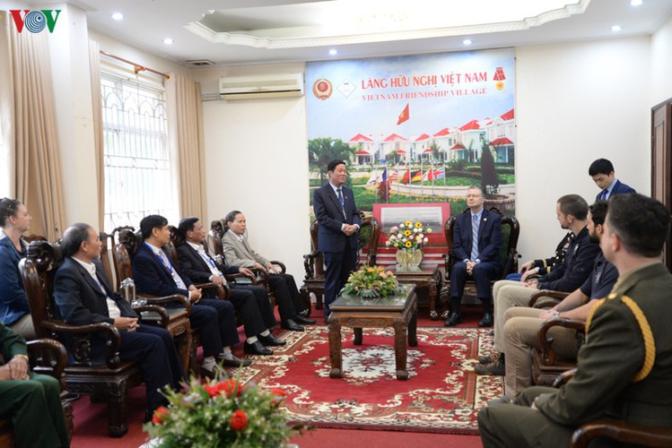 us ambassador spends time at vietnam friendship village in hanoi hinh 7