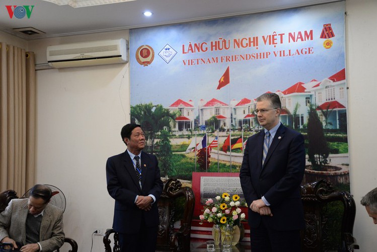 us ambassador spends time at vietnam friendship village in hanoi hinh 8