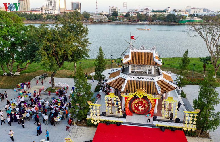traditional customs on show as hue hosts tet festival hinh 1