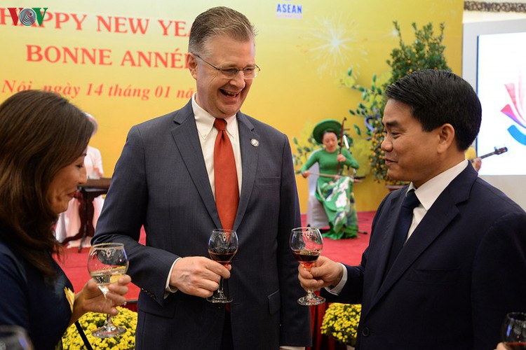 diplomatic representatives hosted by deputy pm at new year banquet hinh 12