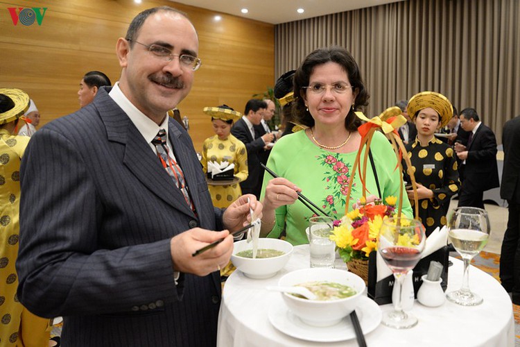 diplomatic representatives hosted by deputy pm at new year banquet hinh 16