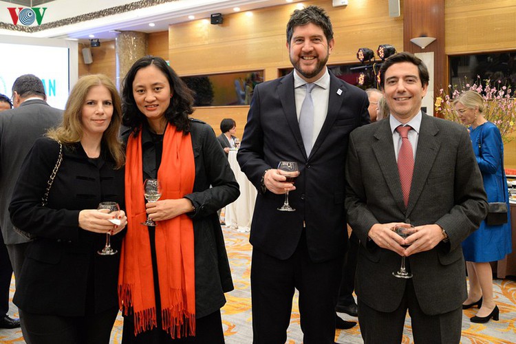 diplomatic representatives hosted by deputy pm at new year banquet hinh 20