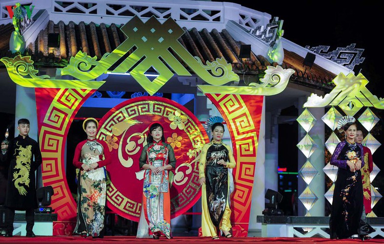 stunning ao dai go on show at tet hue festival 2020 hinh 11