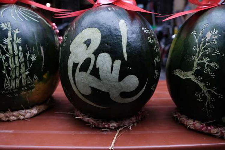 fruit carvings lure plenty of customers for tet hinh 2