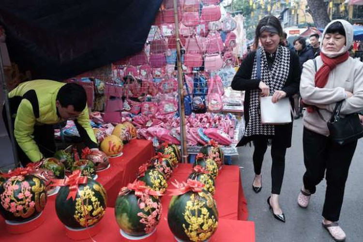 fruit carvings lure plenty of customers for tet hinh 3