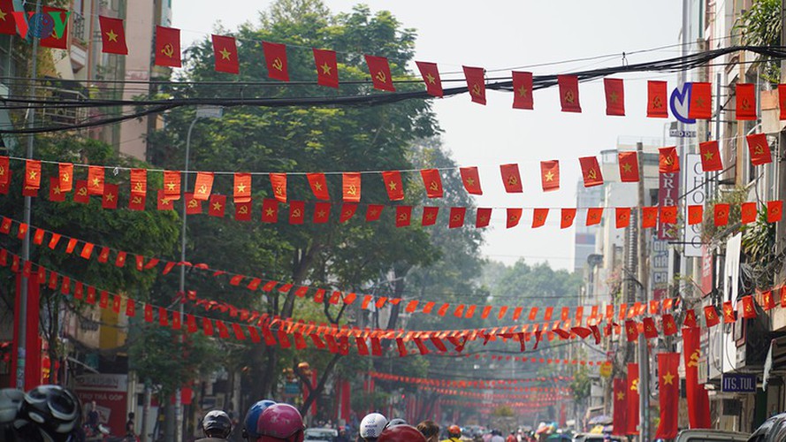 tet decorations spring up on streets across hcm city hinh 10