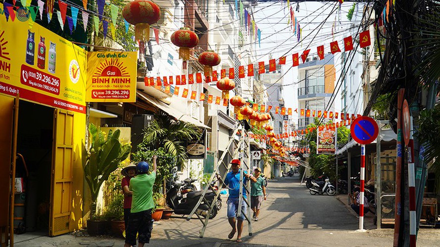 tet decorations spring up on streets across hcm city hinh 12