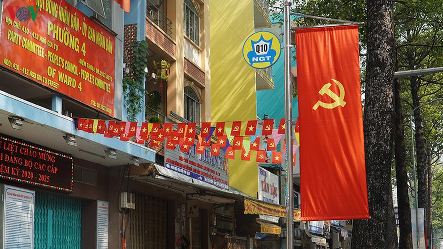 tet decorations spring up on streets across hcm city hinh 2