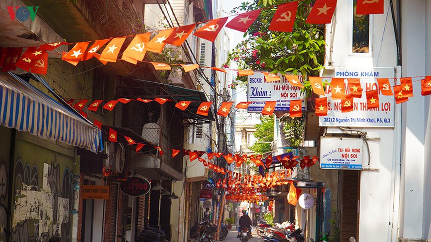 tet decorations spring up on streets across hcm city hinh 6