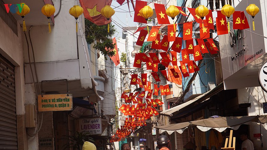 tet decorations spring up on streets across hcm city hinh 7