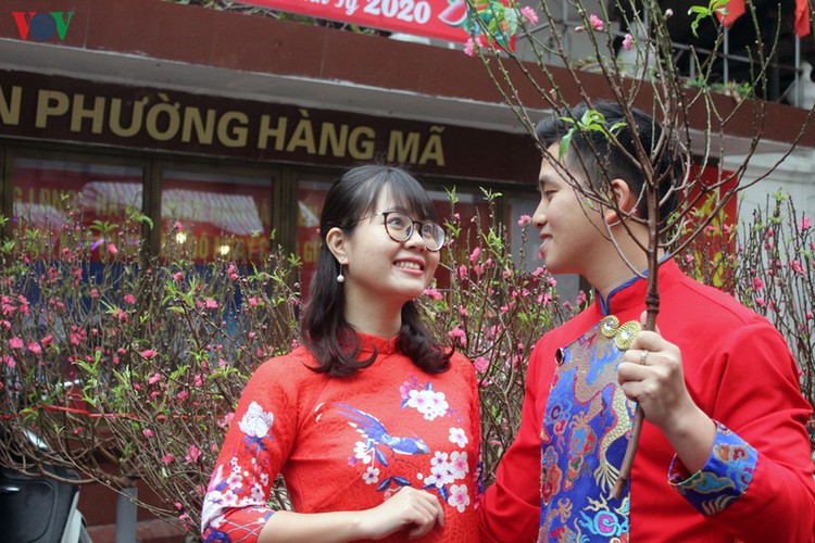 hang luoc flower market proves to be a hit among customers ahead of tet hinh 17