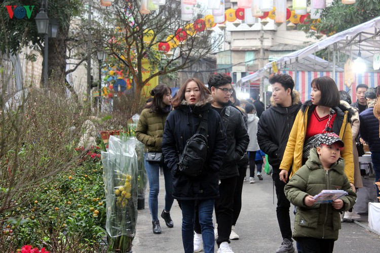 hang luoc flower market proves to be a hit among customers ahead of tet hinh 1