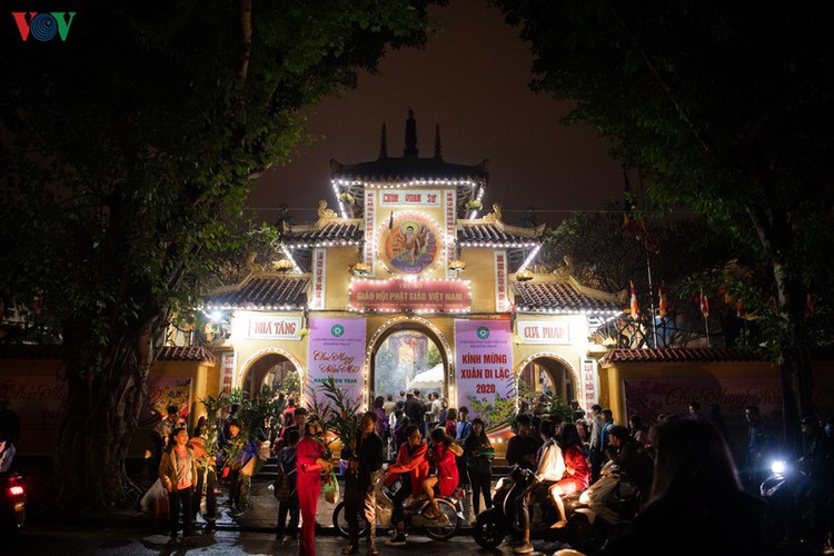 lunar new year visit to pagodas embraces vietnam’s tet tradition hinh 1