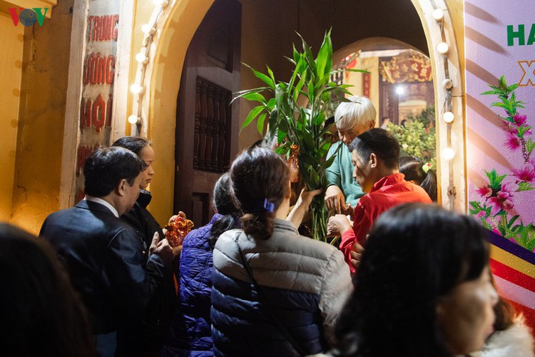 lunar new year visit to pagodas embraces vietnam’s tet tradition hinh 2