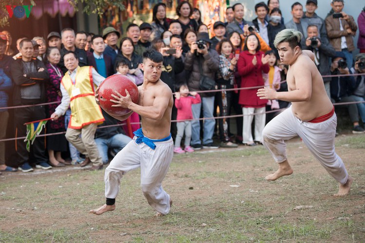 thrilling vat cau festival excites crowds in hanoi hinh 10