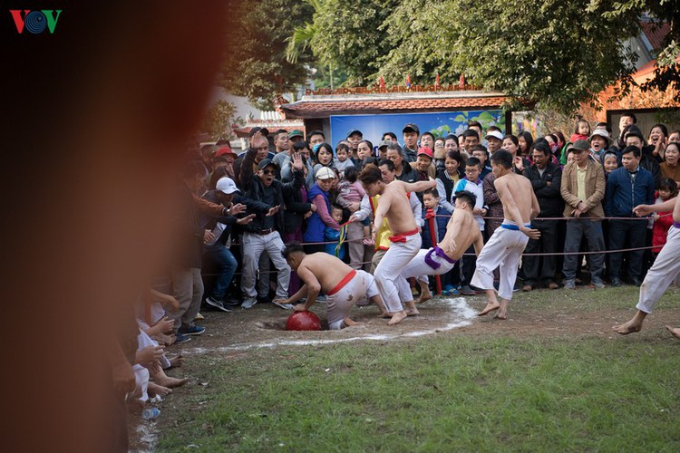 thrilling vat cau festival excites crowds in hanoi hinh 11