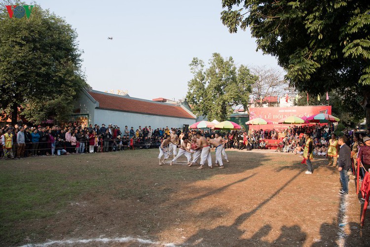 thrilling vat cau festival excites crowds in hanoi hinh 1