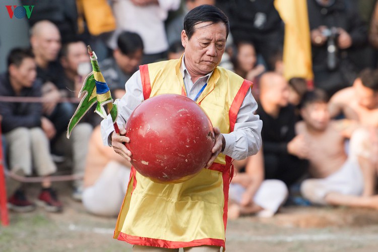 thrilling vat cau festival excites crowds in hanoi hinh 2