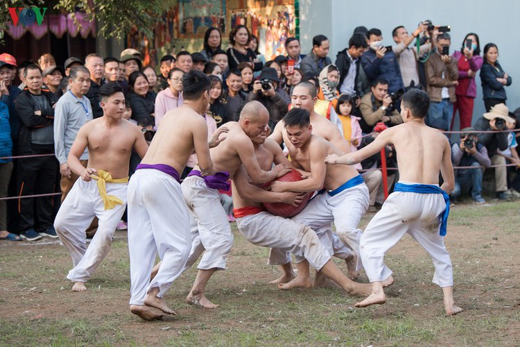 thrilling vat cau festival excites crowds in hanoi hinh 7