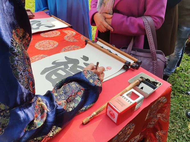 hue imperial citadel hosts reenactment of cay neu ceremony hinh 10